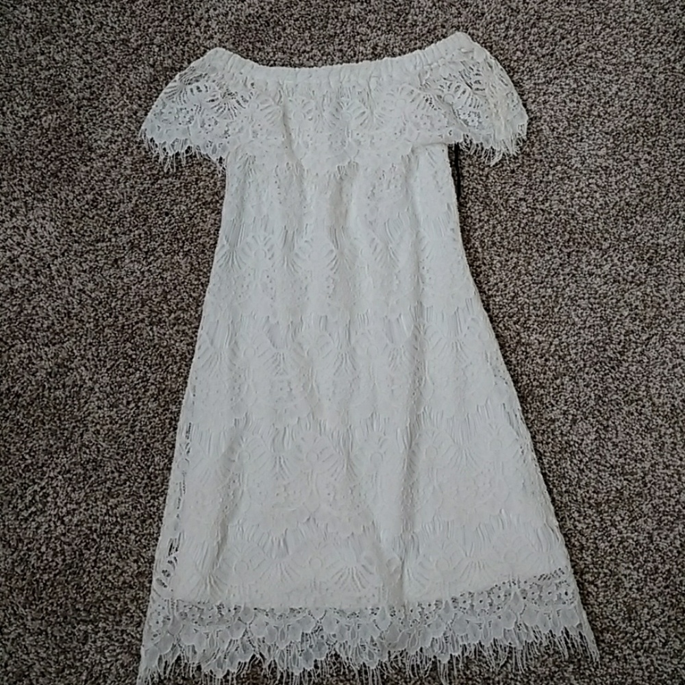 White lace off the shoulder dess
